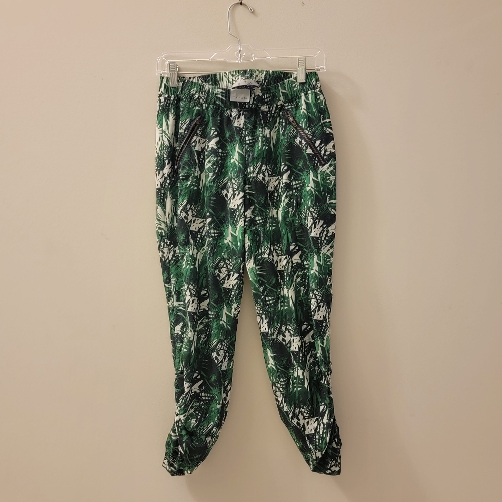 Athleta Casual Street pant, with drawstring Ankle to adjust length. SIZE 6